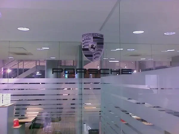 Vinilo de Privacidad Glaseado a Franjas - Porsche BCN
